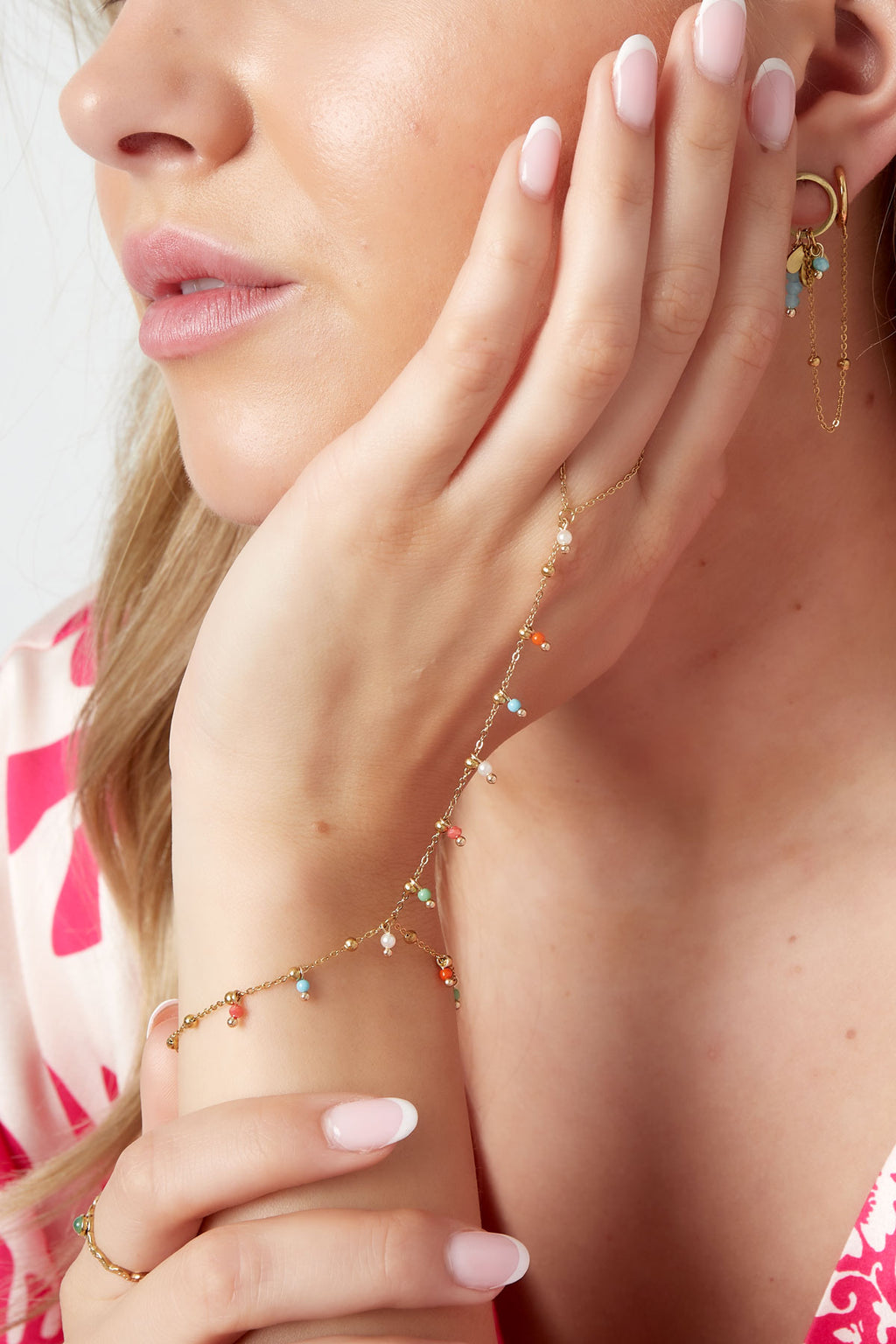 Bracelet “Color Power” Doré – Perles & Charms Chic