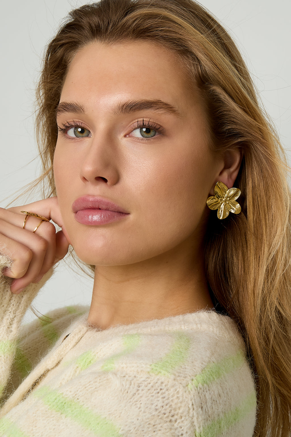 Boucles d’Oreilles Fleur Dorées – Élégantes & Tendance